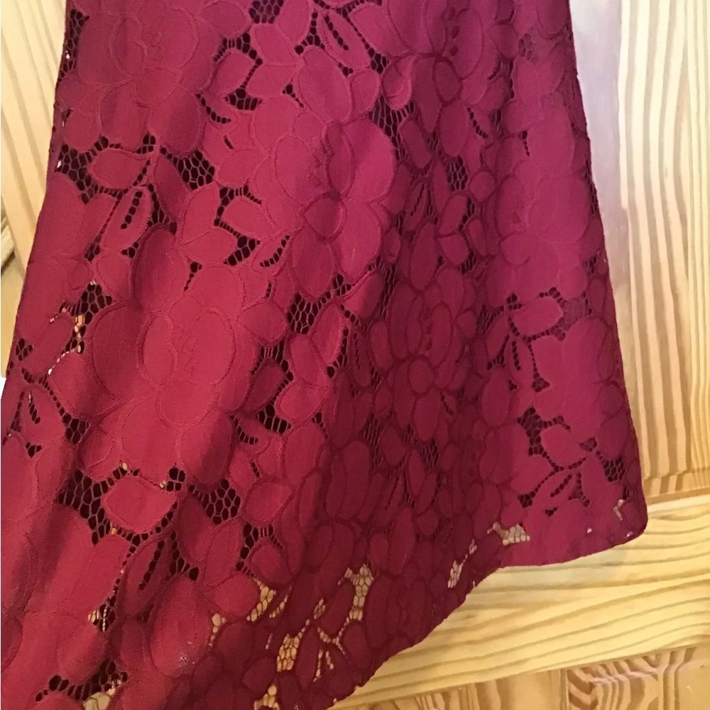 LULU’S BLACK SWAN BURGUNDY FLORAL LACE DRESS NWT TIA SZ M - Picture 4 of 12